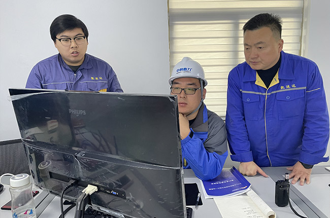 售后人員對時產(chǎn)1000噸智能化骨料生產(chǎn)線現(xiàn)場排查