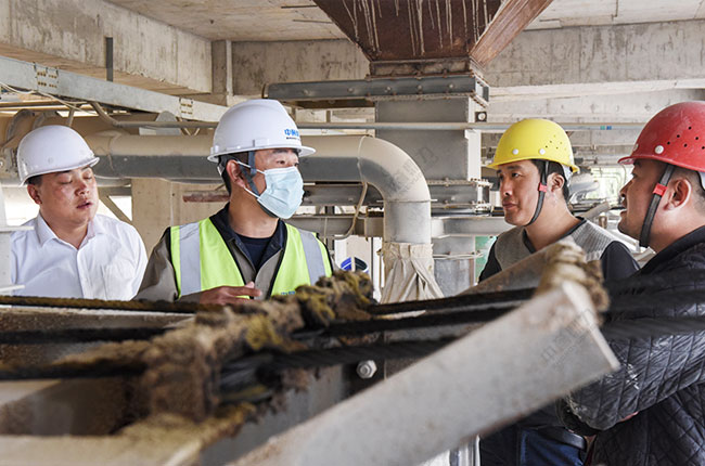 中譽鼎力售后服務人員現(xiàn)場排查設備使用情況