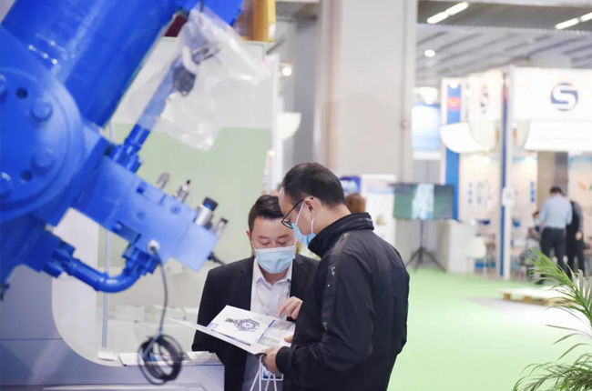 觀展者了解中譽鼎力設(shè)備性能