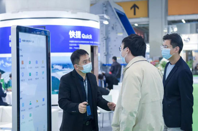 認真講解公司各項業(yè)務