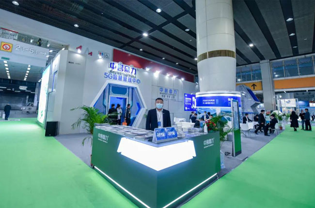 認真講解公司各項業(yè)務