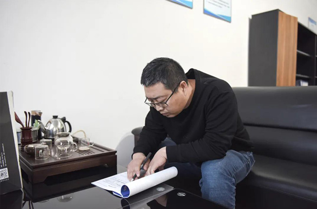 藍天衛(wèi)士環(huán)保材料負責人與中譽鼎力售后團隊合影留念