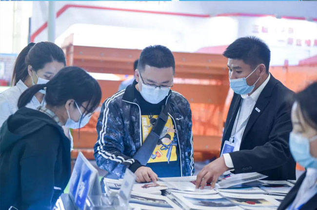 認真講解公司各項業(yè)務