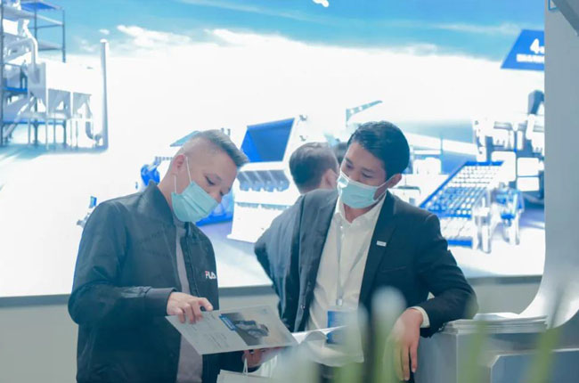 認真講解公司各項業(yè)務