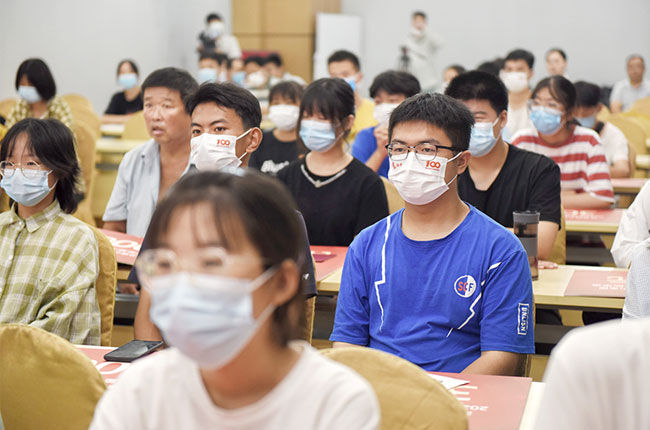 受助學(xué)生深受鼓舞.jpg 受助學(xué)生深受鼓舞.jpg