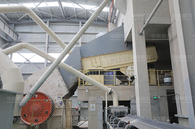 重型錘式破碎機(jī)使用現(xiàn)場(chǎng)