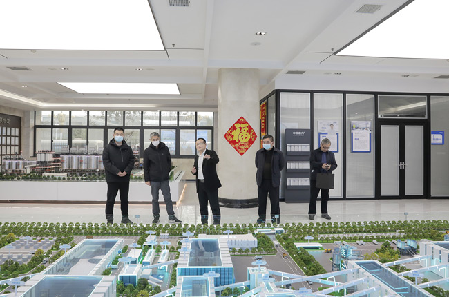 參觀十二位一體綠色建材循環(huán)經(jīng)濟產(chǎn)業(yè)園項目沙盤.jpg 參觀十二位一體綠色建材循環(huán)經(jīng)濟產(chǎn)業(yè)園項目沙盤.jpg