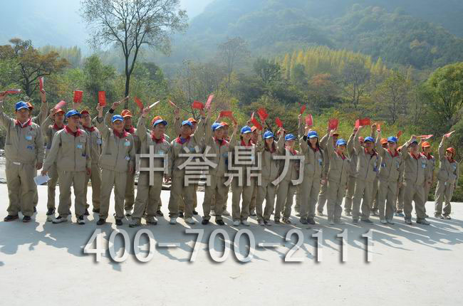 鼎力員工頒發(fā)畢業(yè)證書(shū)