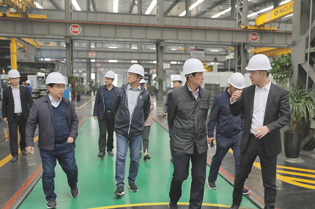 天瑞集團(tuán)導(dǎo)一行蒞臨中譽(yù)鼎力參觀考察