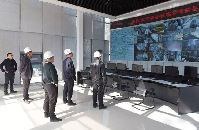 參觀生產(chǎn)線中控室