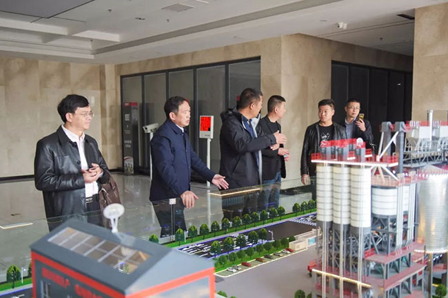張總介紹中譽鼎力五位一體循環(huán)建材產(chǎn)業(yè)園項目