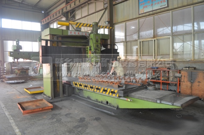 認真操作設備的工人師傅