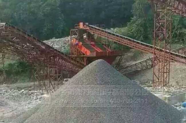 振動(dòng)篩對(duì)物料進(jìn)行篩分分級(jí)