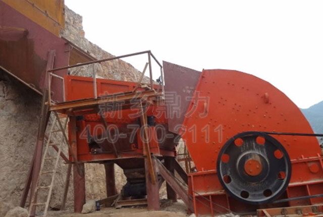 生產(chǎn)線(xiàn)中的重型錘式破碎機(jī)