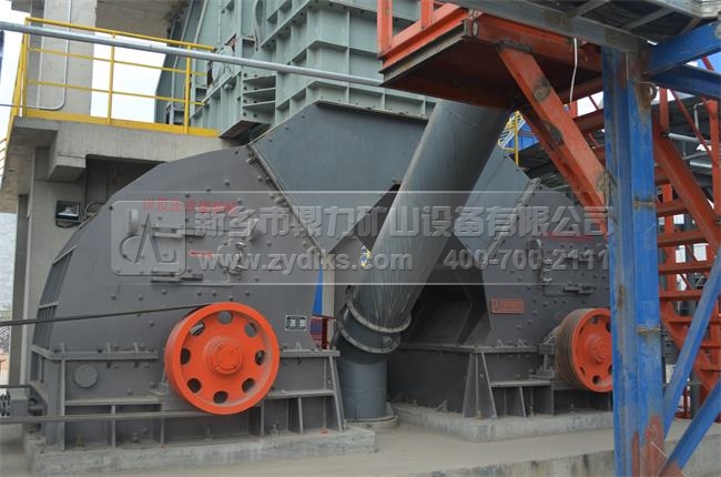 砸石機(jī)現(xiàn)場使用圖片