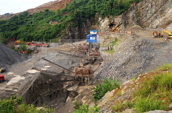 露天的山體采石場現(xiàn)場