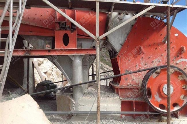 碎石加工現(xiàn)場(chǎng)的喂料和破碎設(shè)備