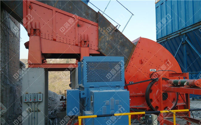 安裝在現(xiàn)場(chǎng)的振動(dòng)給料機(jī)