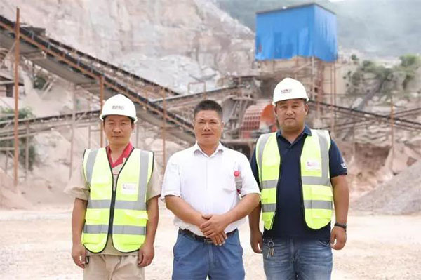 �V������(w��)�N�۽�(j��ng)�����A܊�����b�ۺ󹤳̎��������c혳�ʯ�ϏS����(j��ng)���f�s�ֺ�Ӱ