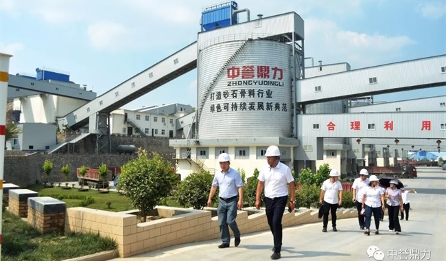 團(tuán)隊(duì)考察衛(wèi)輝生產(chǎn)線現(xiàn)場(chǎng)