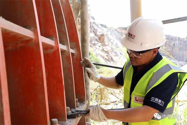 技術(shù)人員檢測破碎機使用情況