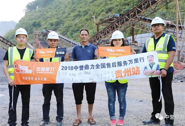 服務(wù)團隊與負責(zé)人合影