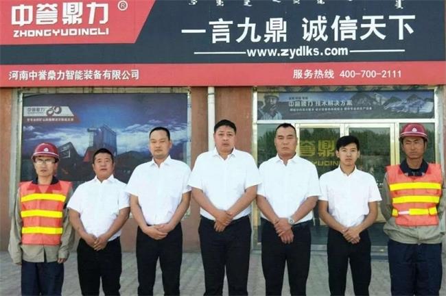 內(nèi)蒙古服務(wù)人員在辦事處前合影