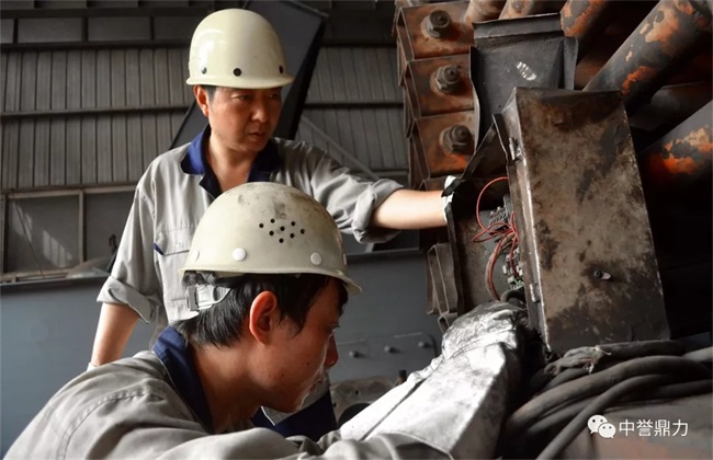 鼎力工人工作現(xiàn)場