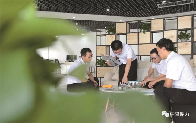 研發(fā)部工程師討論產(chǎn)品應(yīng)用