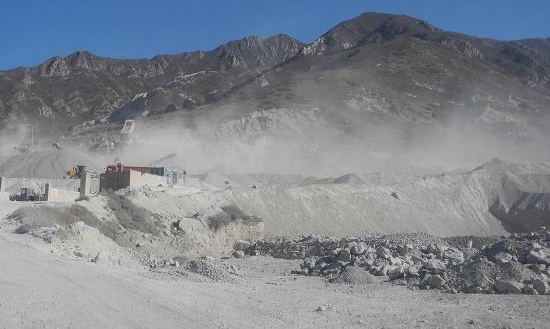 配圖:揚塵嚴重的礦山開采現(xiàn)場