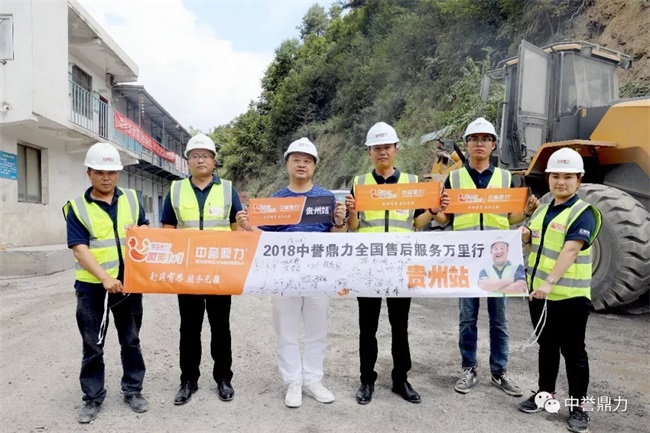 團(tuán)隊(duì)與負(fù)責(zé)人合影