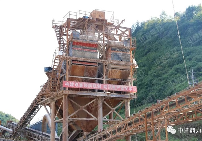 生產(chǎn)線上的振動(dòng)篩并篩