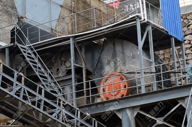 粗碎石灰石用的錘式破碎機(jī)