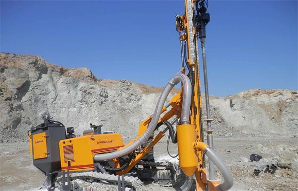 石料廠鑿巖現(xiàn)場(chǎng)
