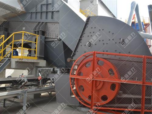 碎石生產(chǎn)線上的振動給料機(jī)