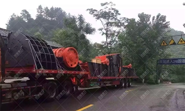 在運輸中的砂場設備