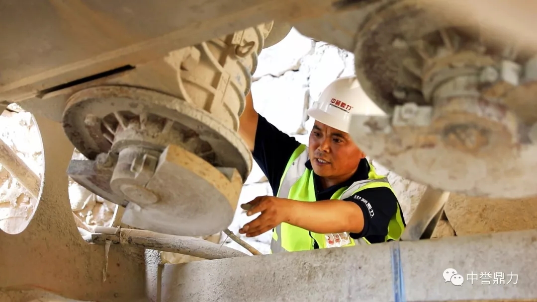 技術(shù)人員在進(jìn)行碎石機(jī)保養(yǎng)