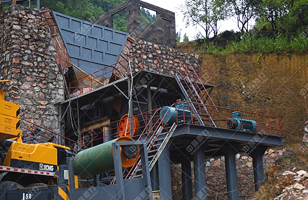 破碎機(jī)喂料現(xiàn)場(chǎng)