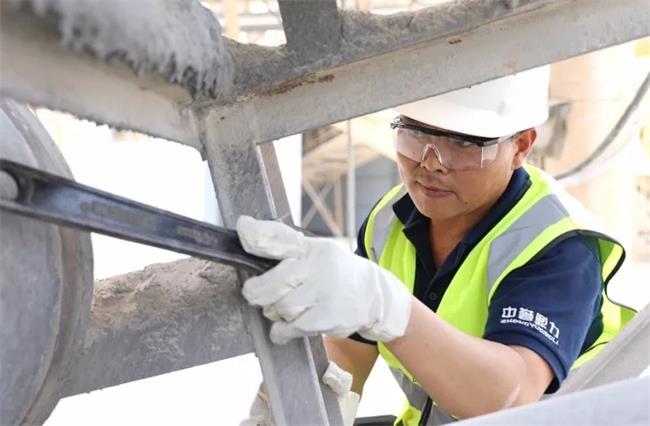 技術(shù)人員在維修設(shè)備