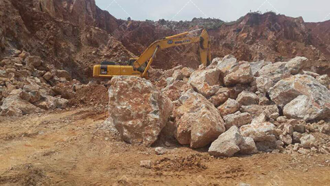 挖掘機正在開采山上的石頭
