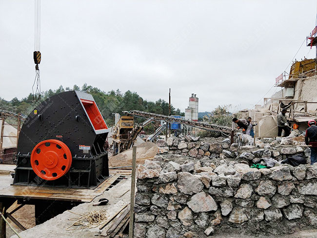 正在被安裝的石場(chǎng)粗碎機(jī)