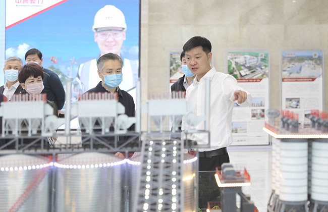 張治民董事長介紹中譽鼎力多位一體循環(huán)建材產業(yè)園