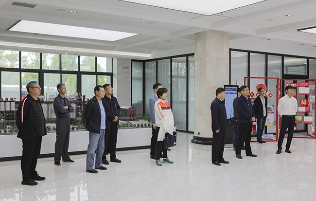 河南省發(fā)展改革委導一行觀看衛(wèi)輝市資源稅管理介紹視頻