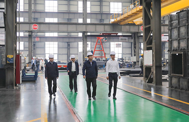 河南省發(fā)展改革委導一行參觀中譽鼎力智能化一體生產(chǎn)車間