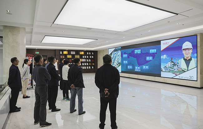 河南省發(fā)展改革委導一行觀看衛(wèi)輝市資源稅管理介紹視頻