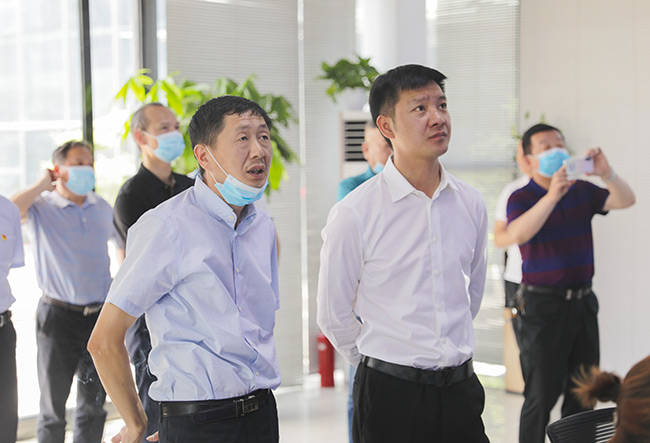 湖北省赤壁市導(dǎo)考察藍天環(huán)保智慧廠區(qū)中控室