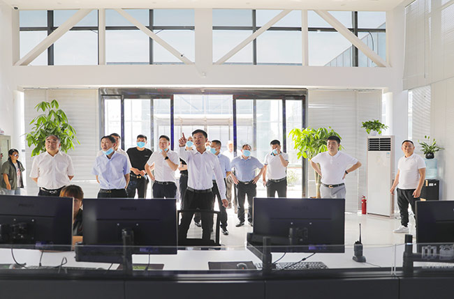 湖北省赤壁市導(dǎo)考察藍天環(huán)保智慧廠區(qū)中控室