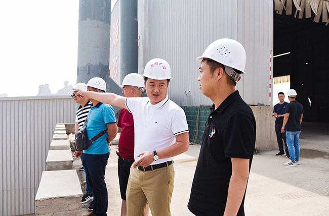 湖南郴州德順新材料有限公司一行參觀資源有限公司時(shí)產(chǎn)3000噸骨料生產(chǎn)線(xiàn)