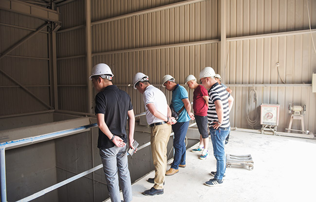 參觀原石卸料及頭破生產(chǎn)流程