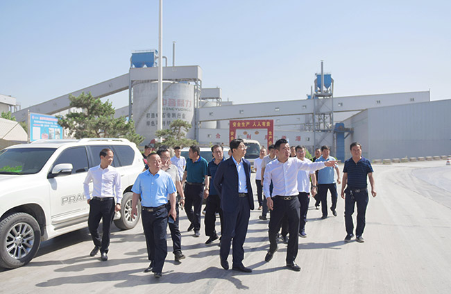 參觀資源有限公司時(shí)產(chǎn)3000噸骨料生產(chǎn)線